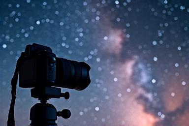 星空を撮影しているデジタル一眼レフカメラ